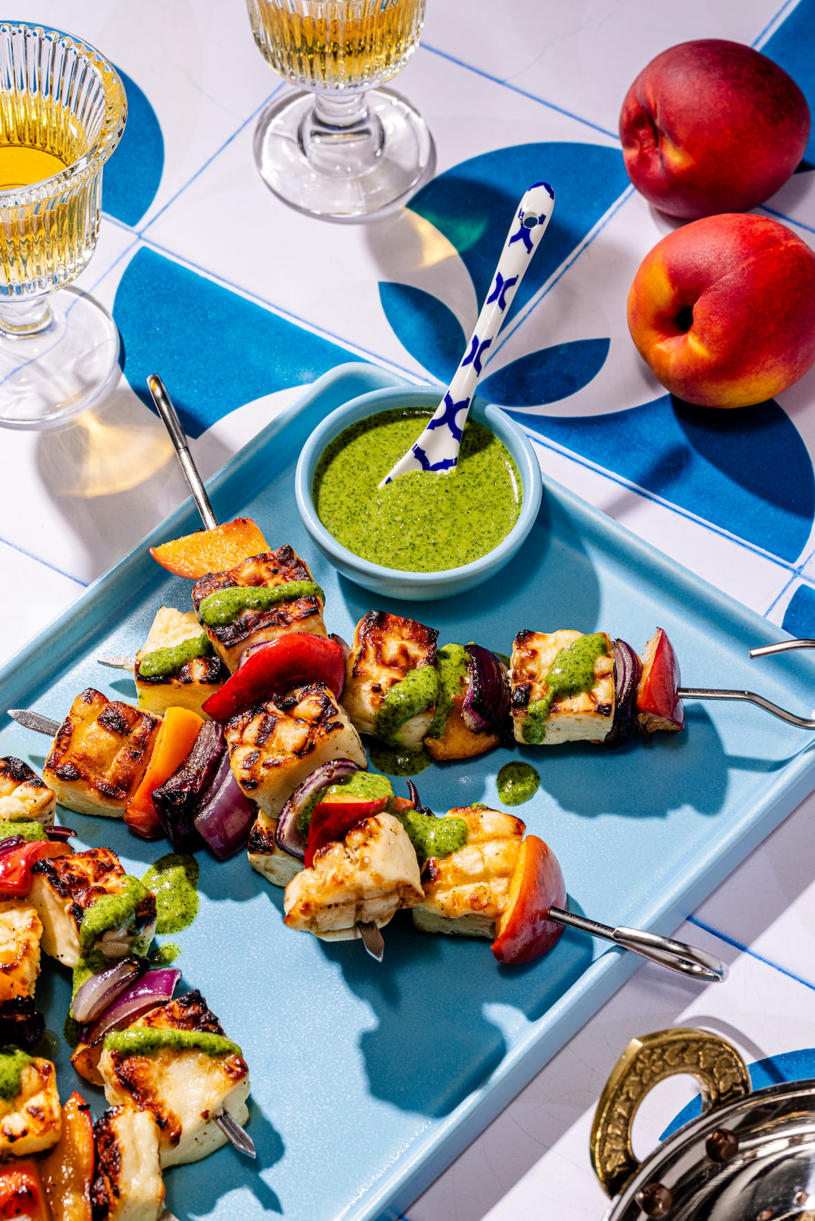 Brochettes de fromage halloumi grillé avec pêches et oignons rouges