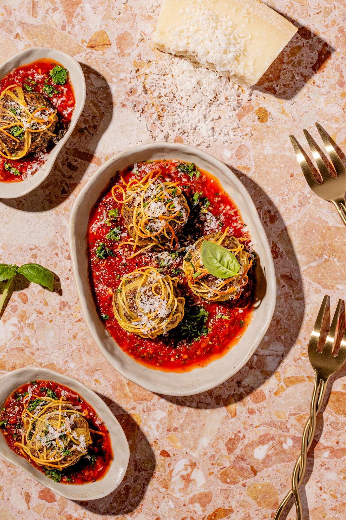Boulettes enrobees de spaghetti croustillant au four avec sauce marinara