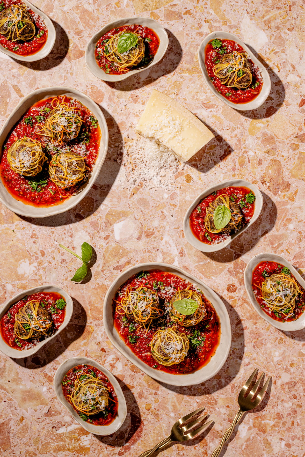 Boulettes de boeuf enrobées de spaghettinis croustillants au four