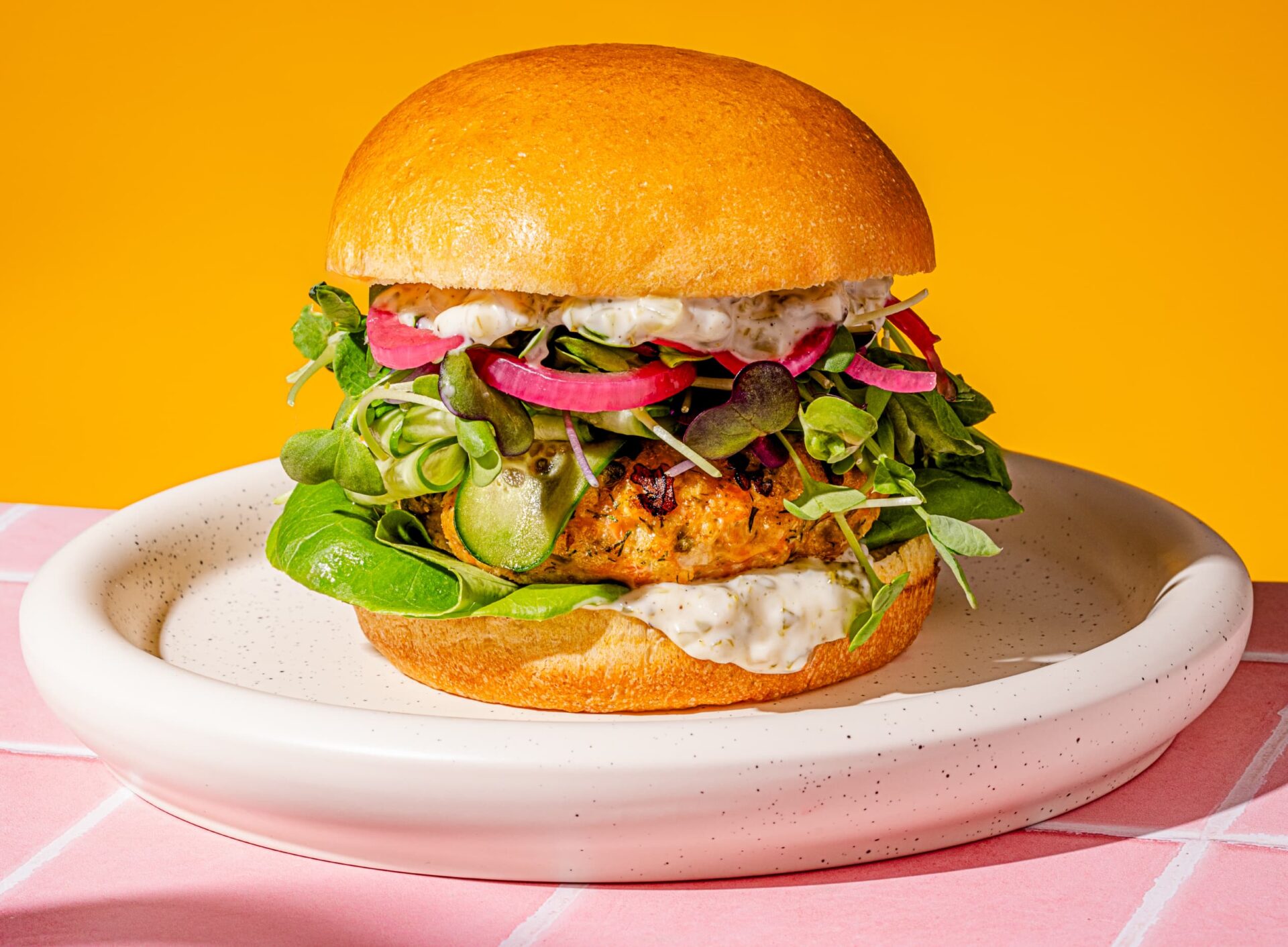 Burger de saumon sur pain brioché (meilleure recette de saumon)