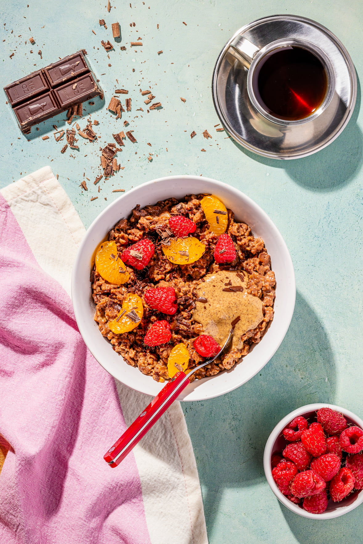 Gruau au chocolat avec framboises et beurre d'amandes