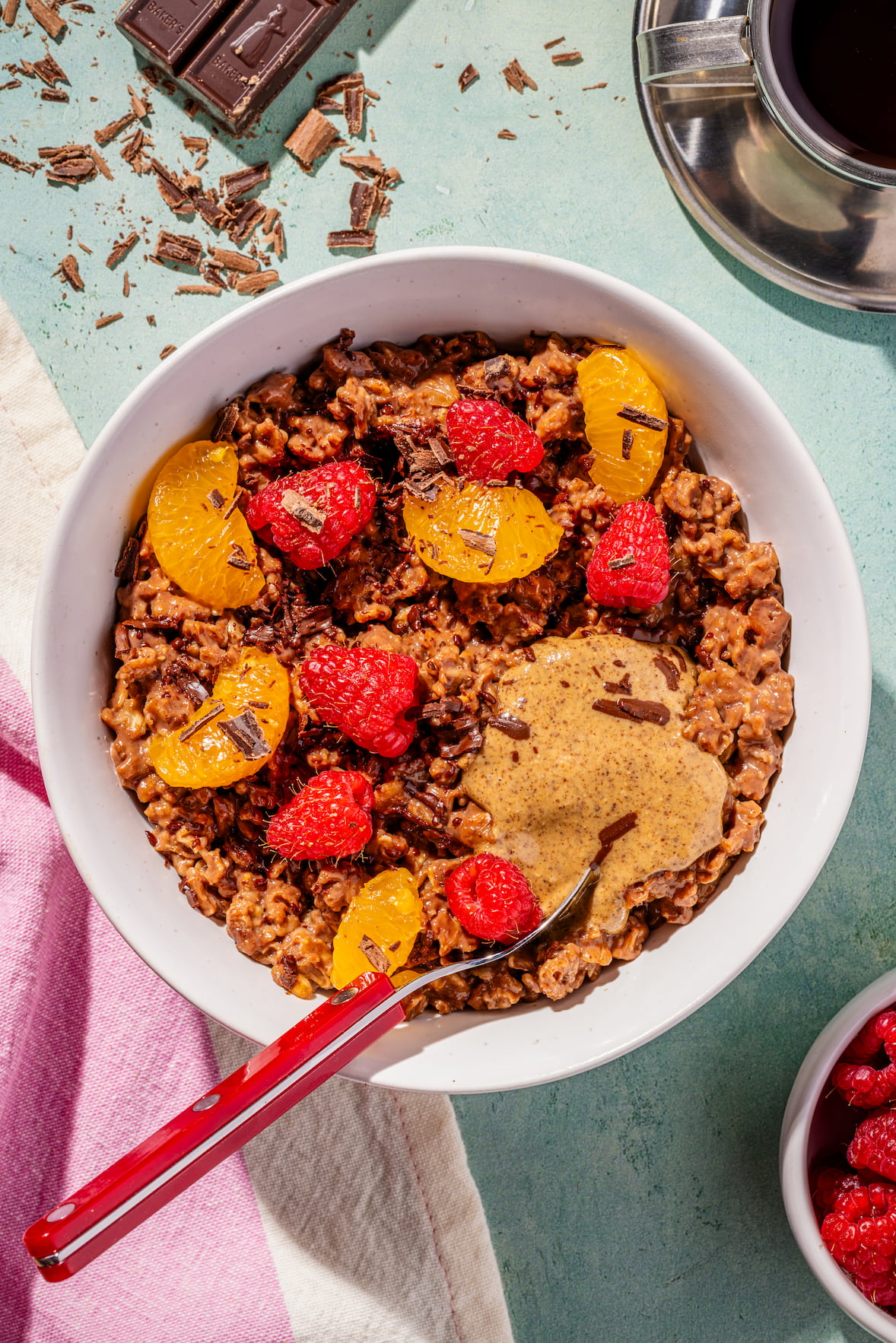 Gruau au chocolat avec framboises et beurre d'amandes