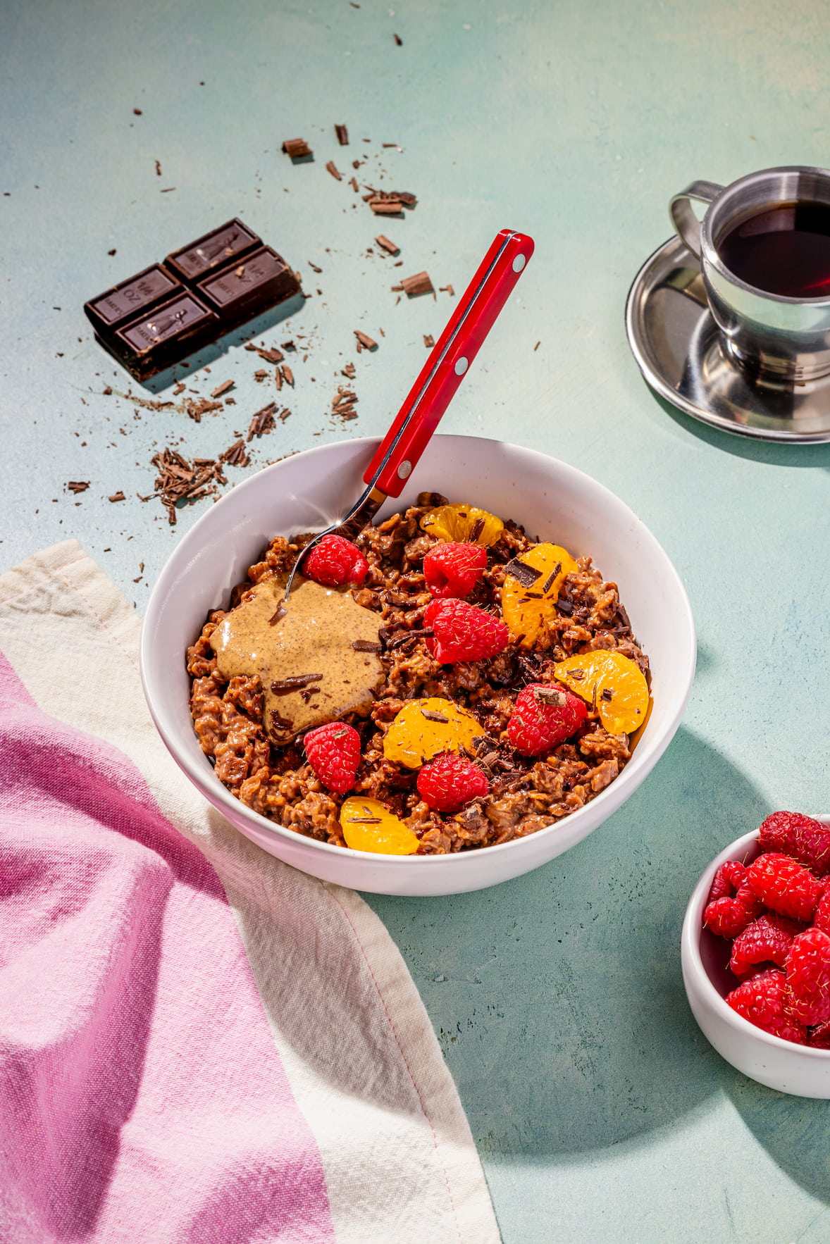Gruau au chocolat avec framboises et beurre d'amandes