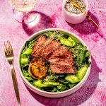 Salade verte avec tranches de steak