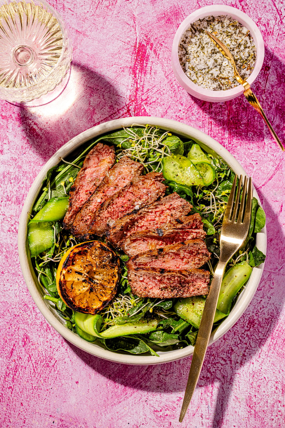 Salade avec tranches de steak