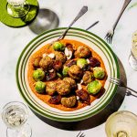 Boulettes de porc avec sauce romesco et oignons confits