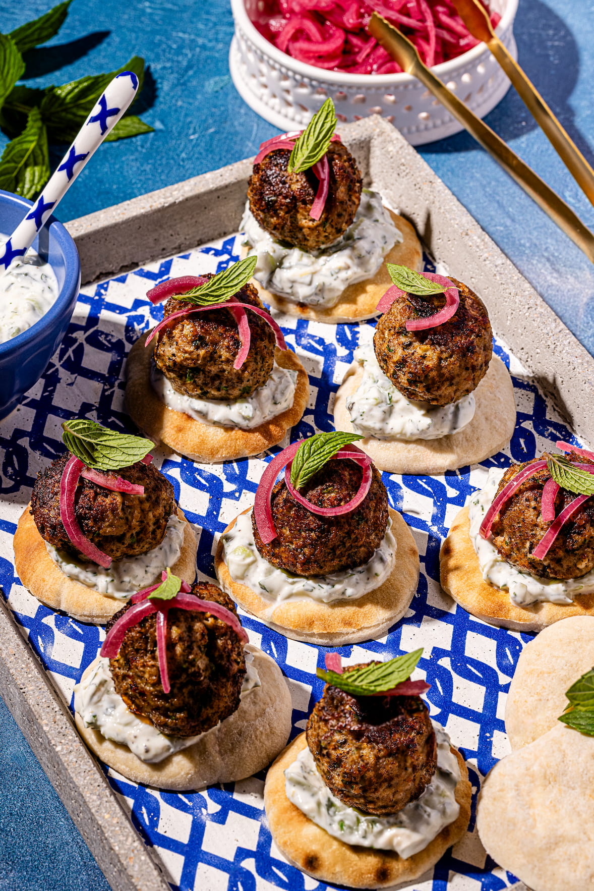 Boulettes de veau à la grecque servies sur mini-pitas avec tzatziki
