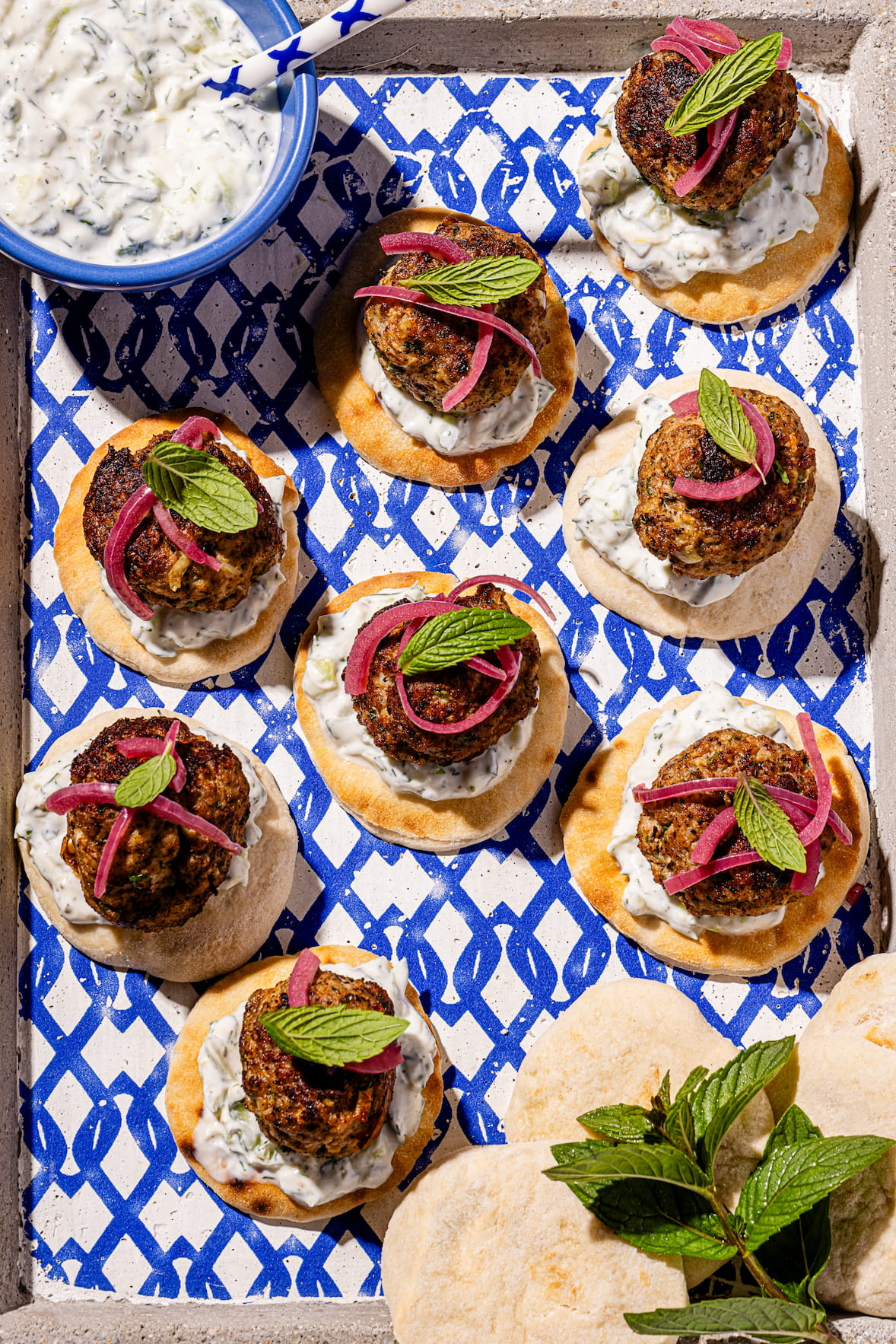 Boulettes de veau à la grecque servies sur mini-pitas avec tzatziki
