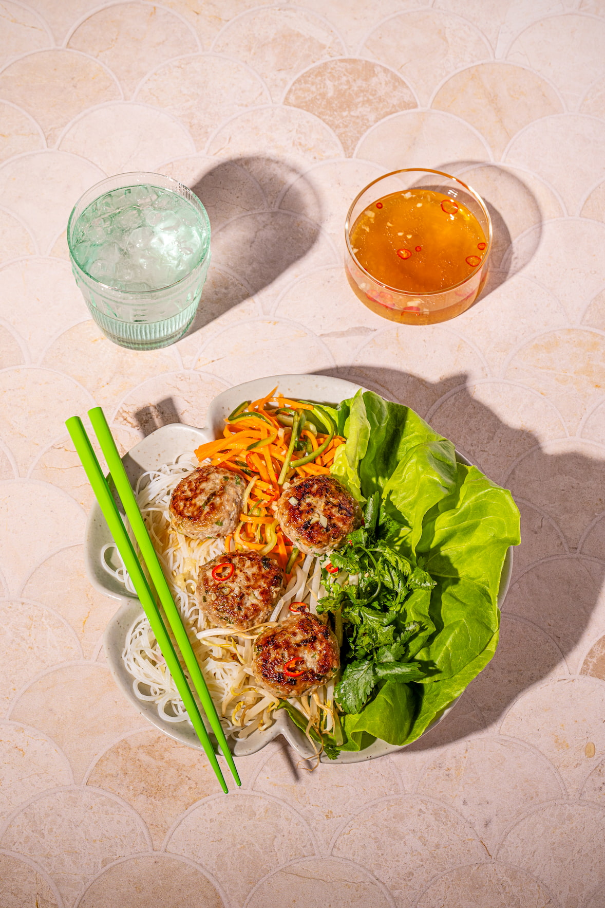 Bol de boulettes de porc vietnamiennes (bun cha hanoi)