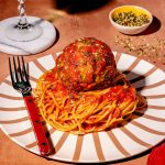 Spaghetti aux boulettes de viande géantes et sauce tomate maison au four