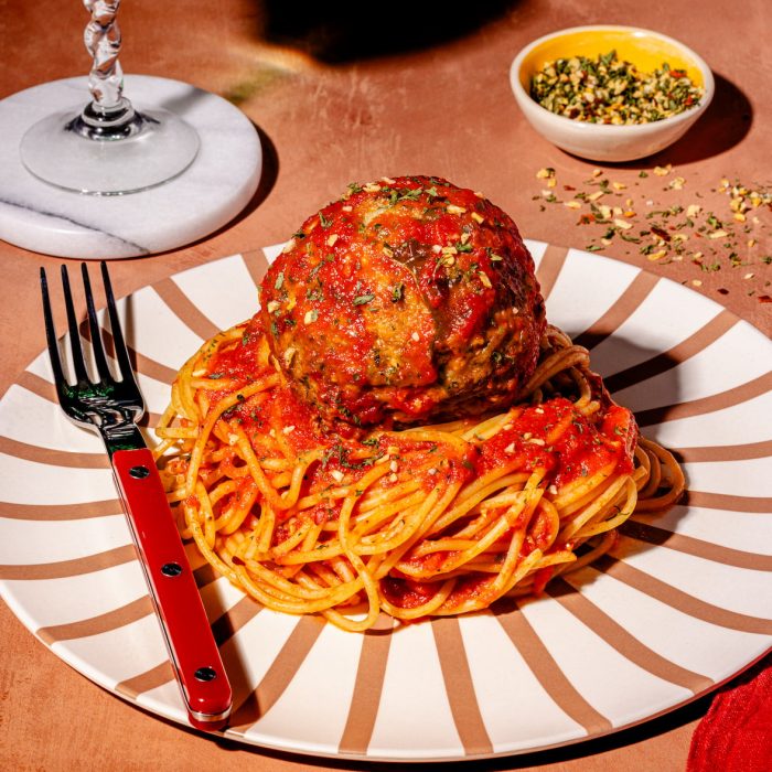 Spaghetti aux boulettes de viande géantes et sauce tomate maison au four