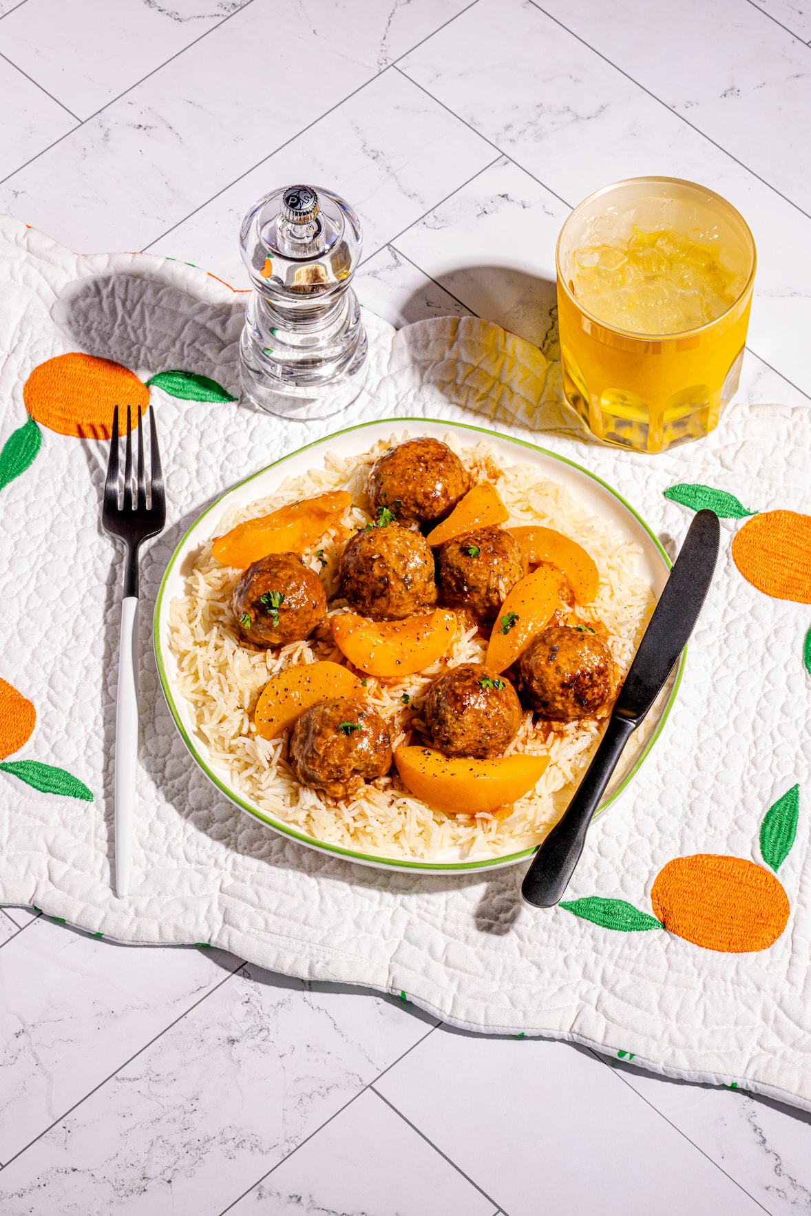 Assiette de boulettes aux pêches avec riz