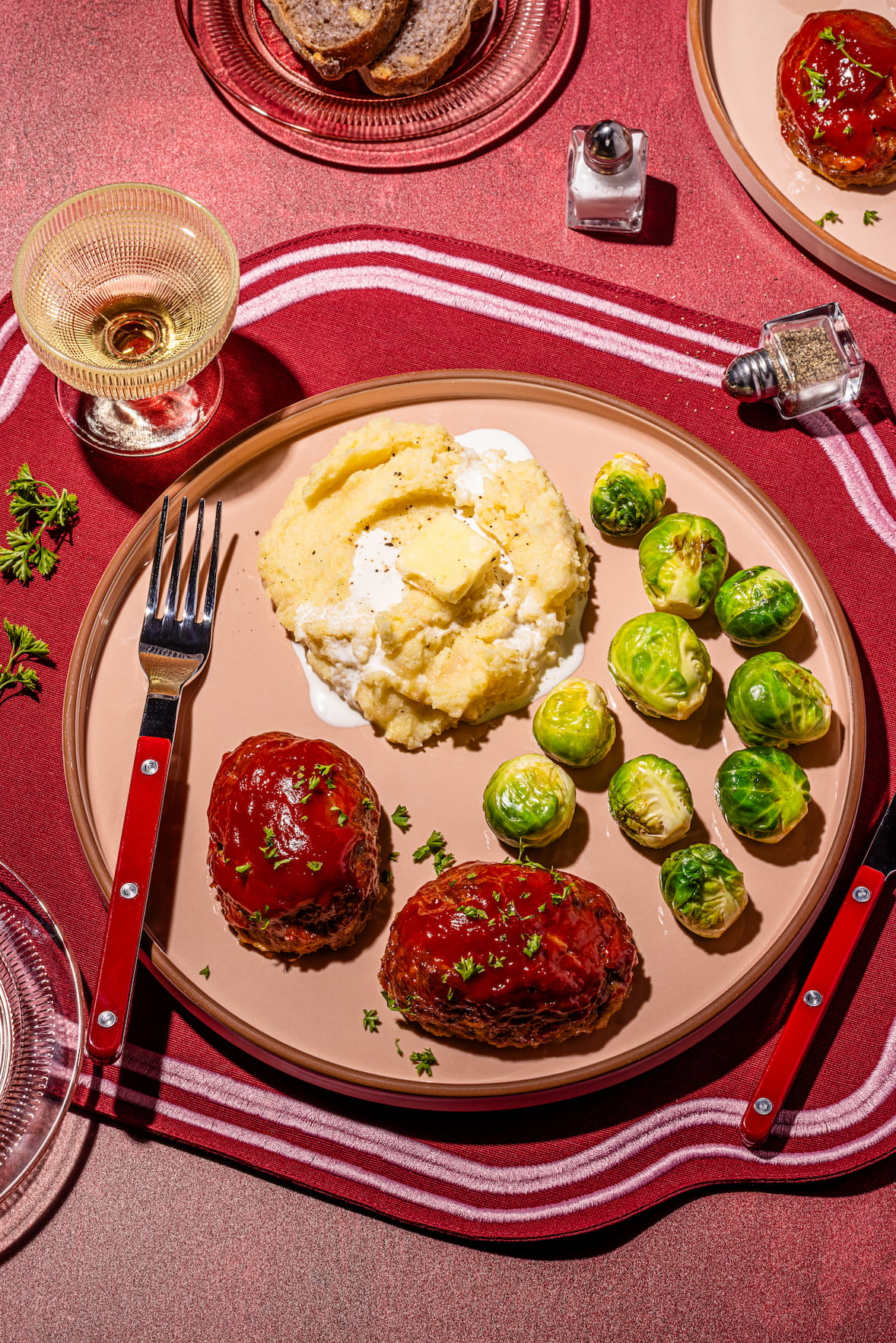 Boulettes de pain de viande glacées à la sauce ketchup-moutarde sur assiette