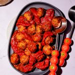 Porc haché en boulettes avec sauce aux tomates et aux poivrons