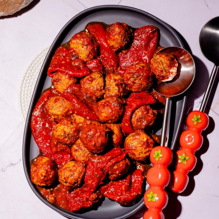 Porc haché en boulettes avec sauce aux tomates et aux poivrons