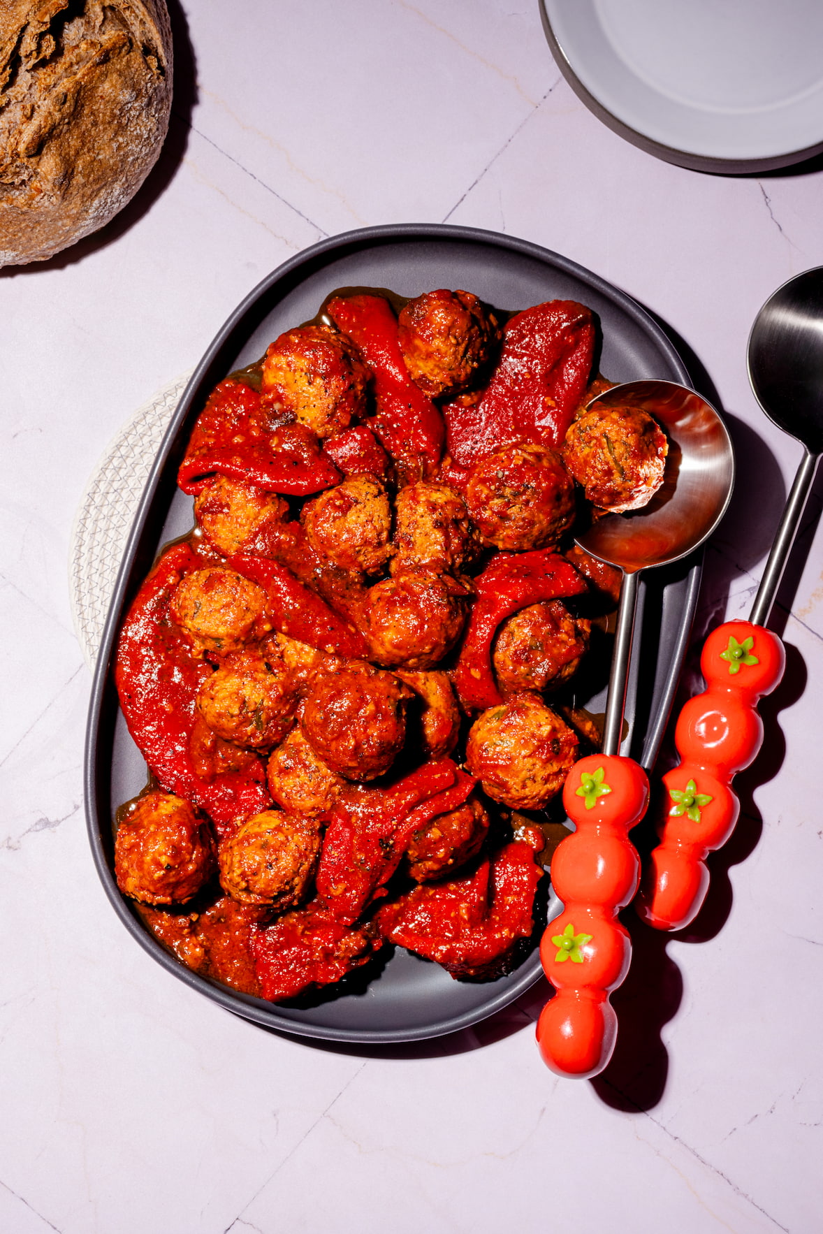 Boulettes de porc dans une sauce aux tomates et aux poivrons grillés