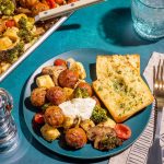 Plaque de boulettes de saucisses et de gnocchis