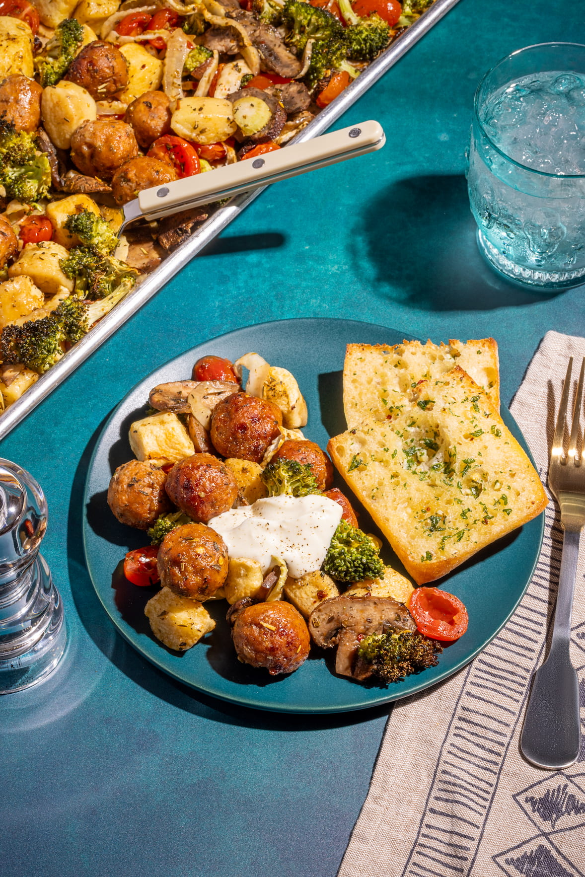Plaque de boulettes avec saucisses