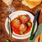 Boulettes de veau mijotées dans une sauce tomate