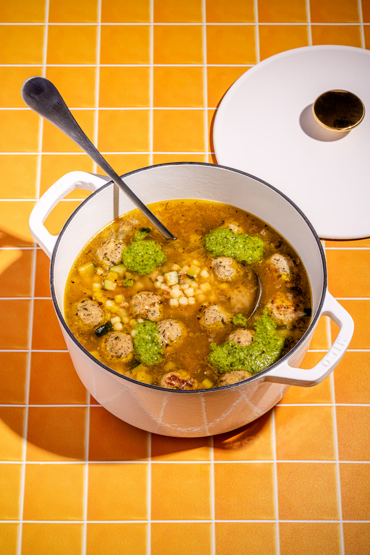 Soupe au pesto et aux boulettes