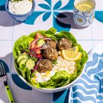 Bol de boulettes à la grecque