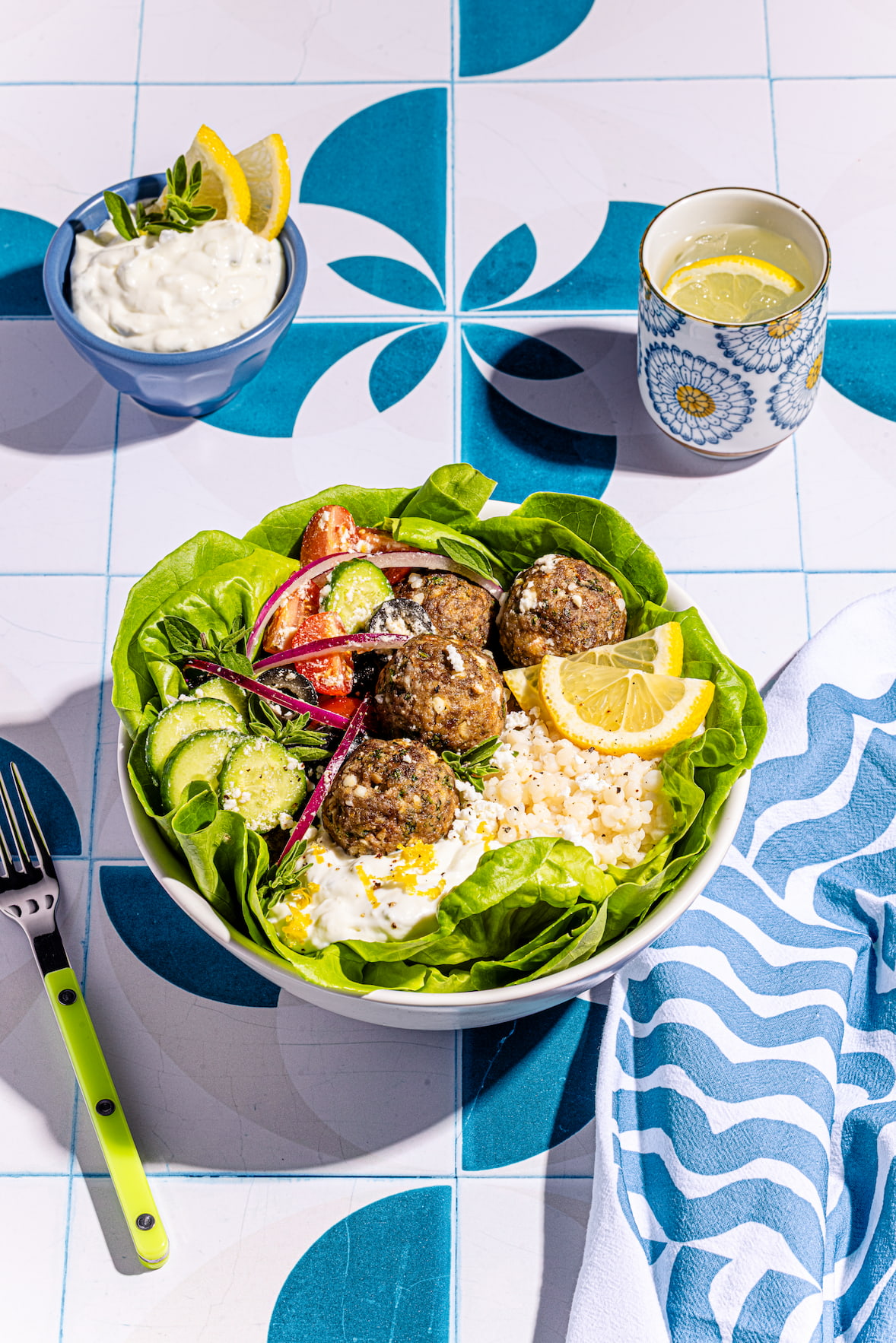 Bol de boulettes à la grecque