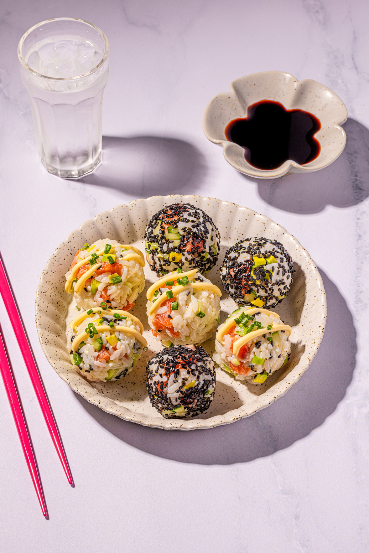Boules de sushis au saumon et à l'avocat
