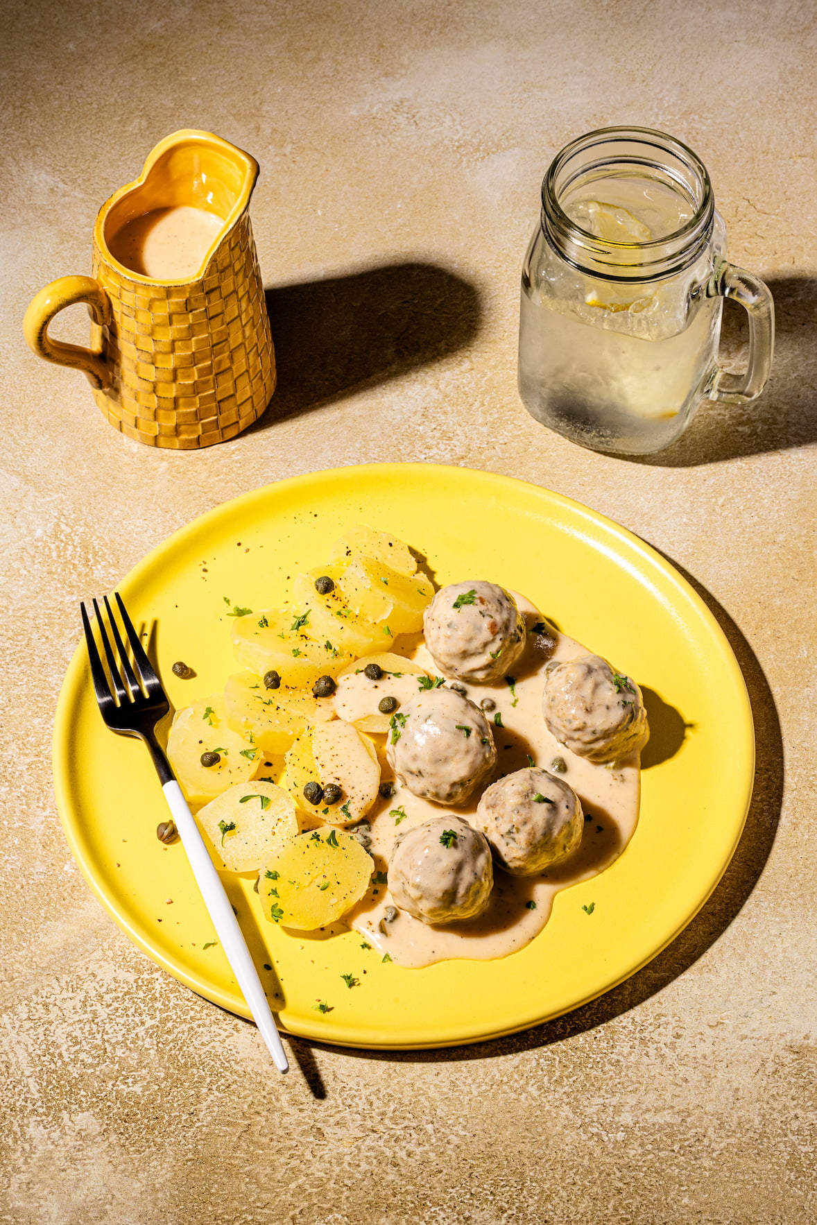 Boulettes allemandes avec sauce citronnée aux câpres