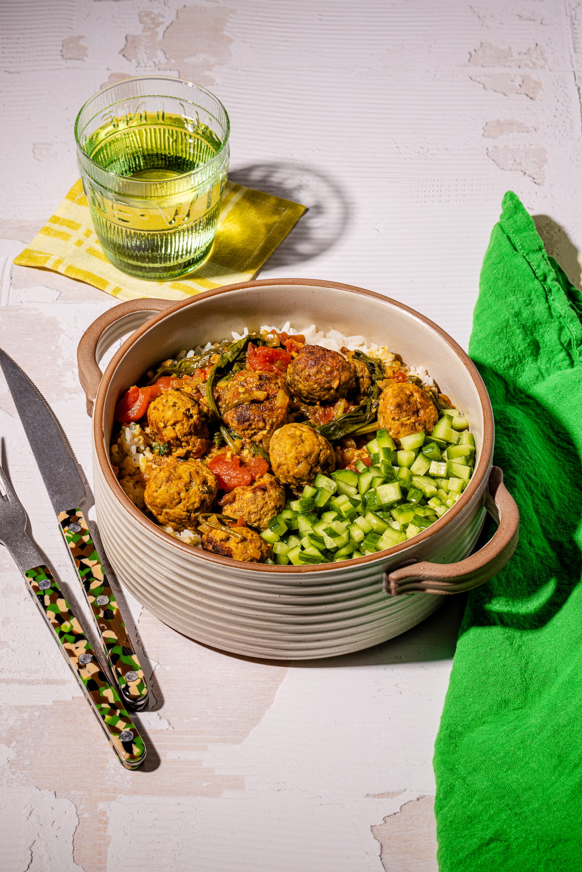 Cari de boulettes à l'indienne maison avec sauce tomate épicée et épinards