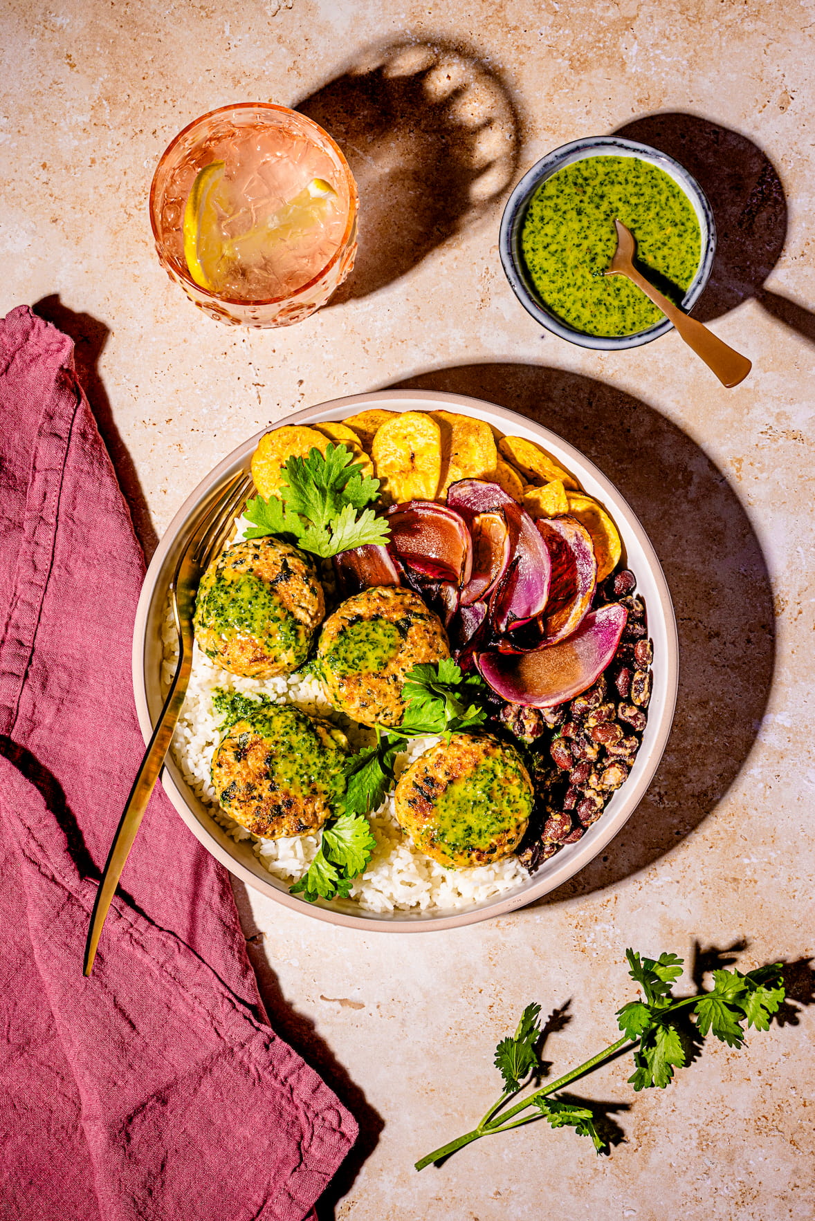 Boulettes mojo à la cubaine dorées nappées de sauce mojo aux agrumes maison