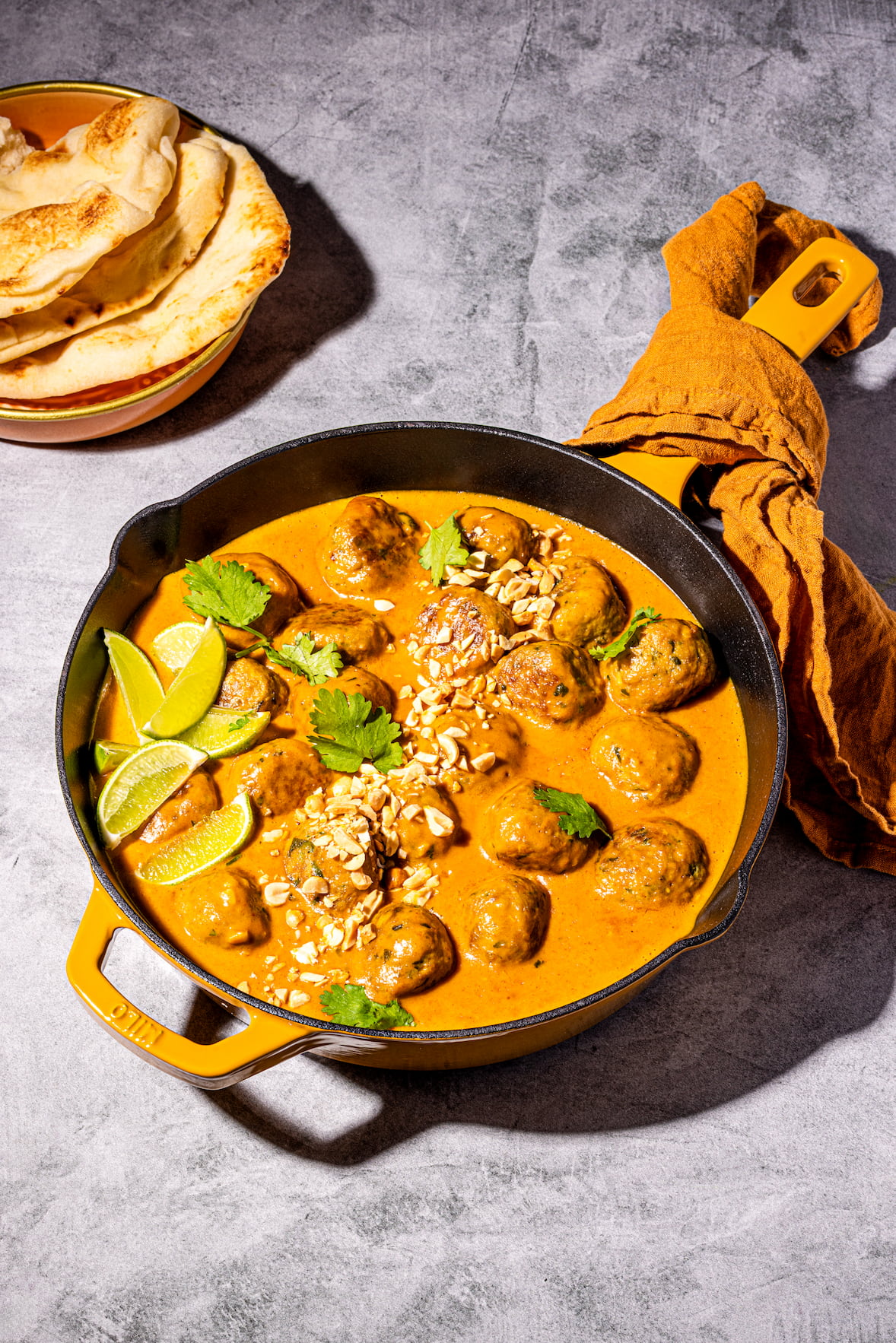 Boulettes de poulet satay nappées de sauce aux arachides crémeuse et coriandre fraîche