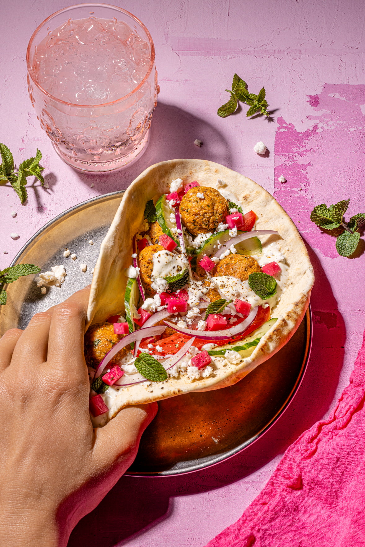 Pitas aux boulettes de pois chiches au air fryer garnis de feta fouetté et légumes frais