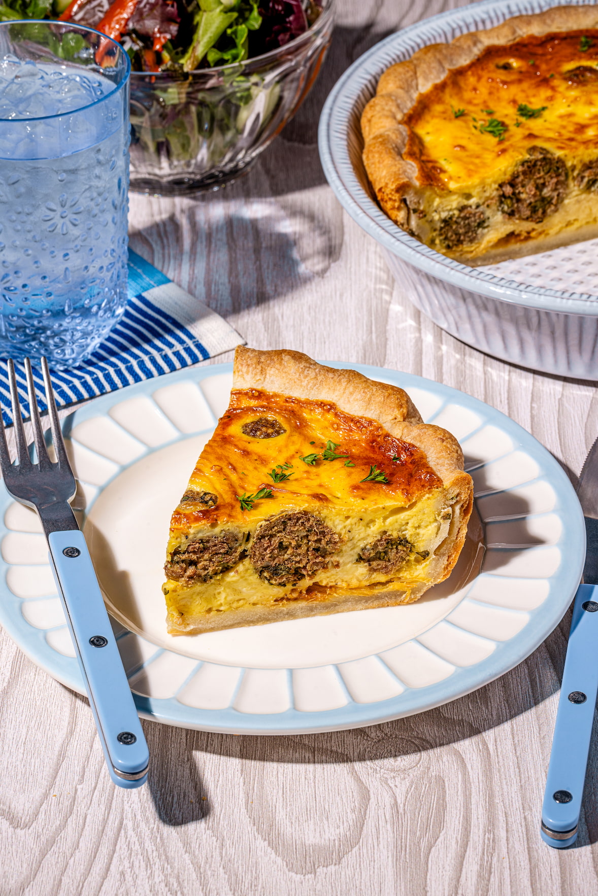 Quiche aux boulettes de boeuf haché maison avec oignons caramélisés et fromage suisse fondant