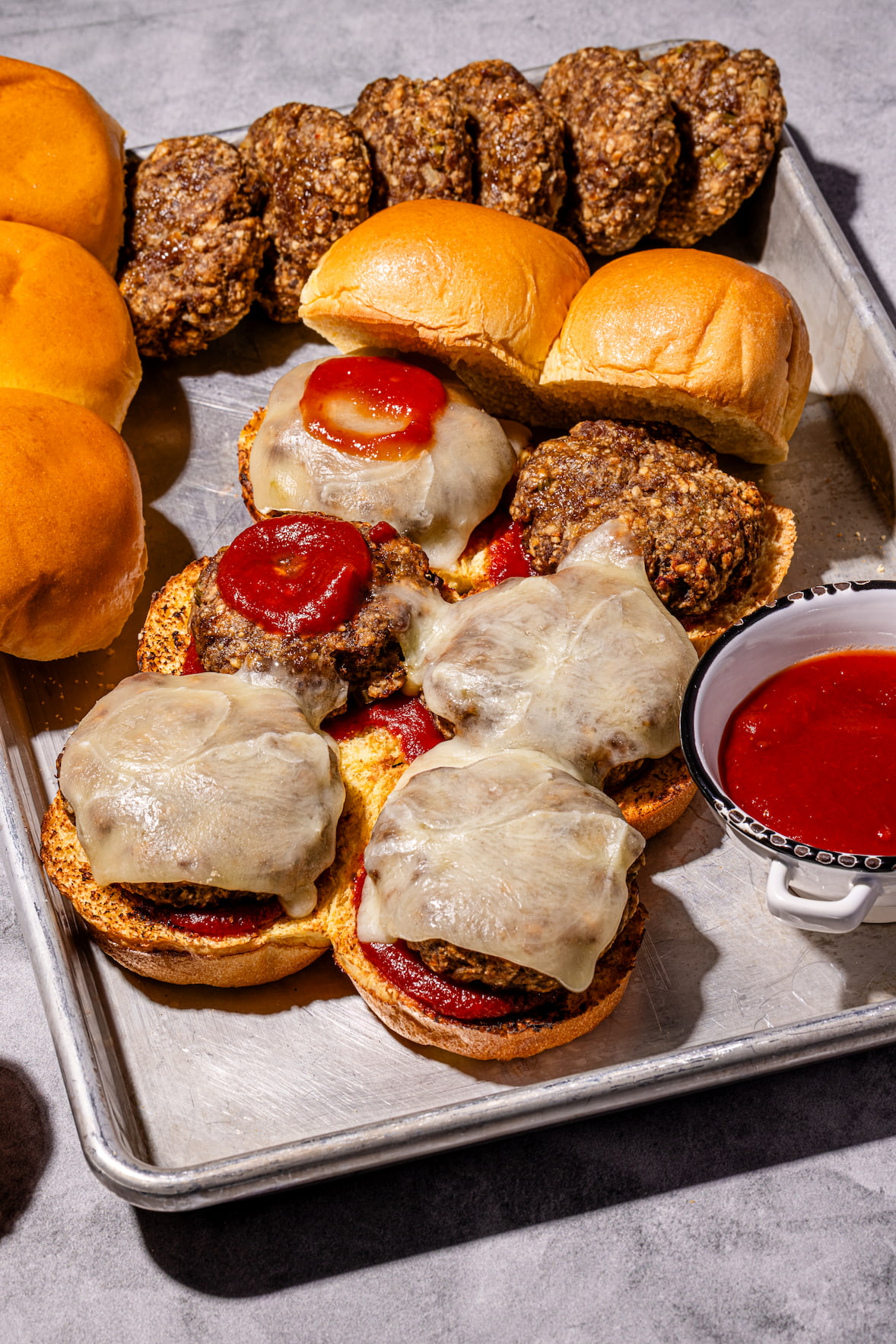 Sliders de boulettes gumbo maison garnis de fromage fondu et sauce chili sur pains briochés