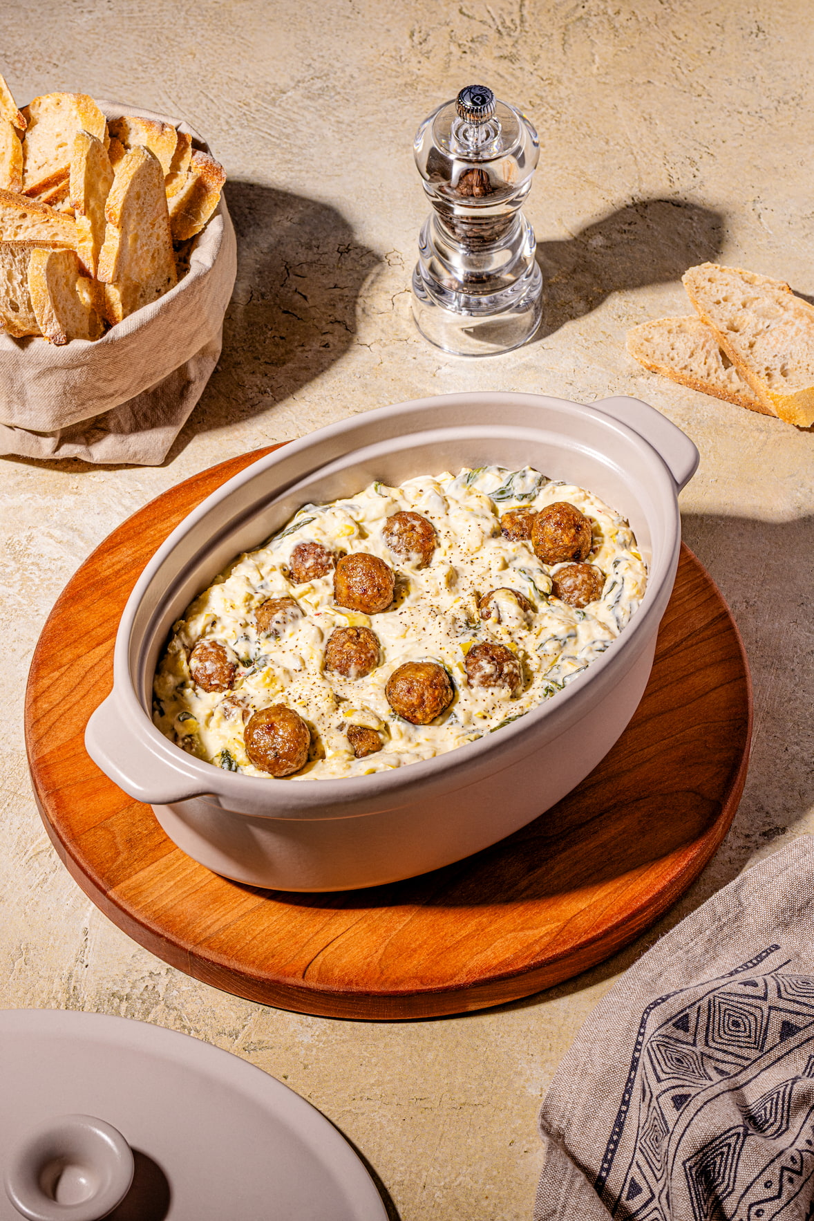 Trempette de coeurs d'artichaut avec mini boulettes