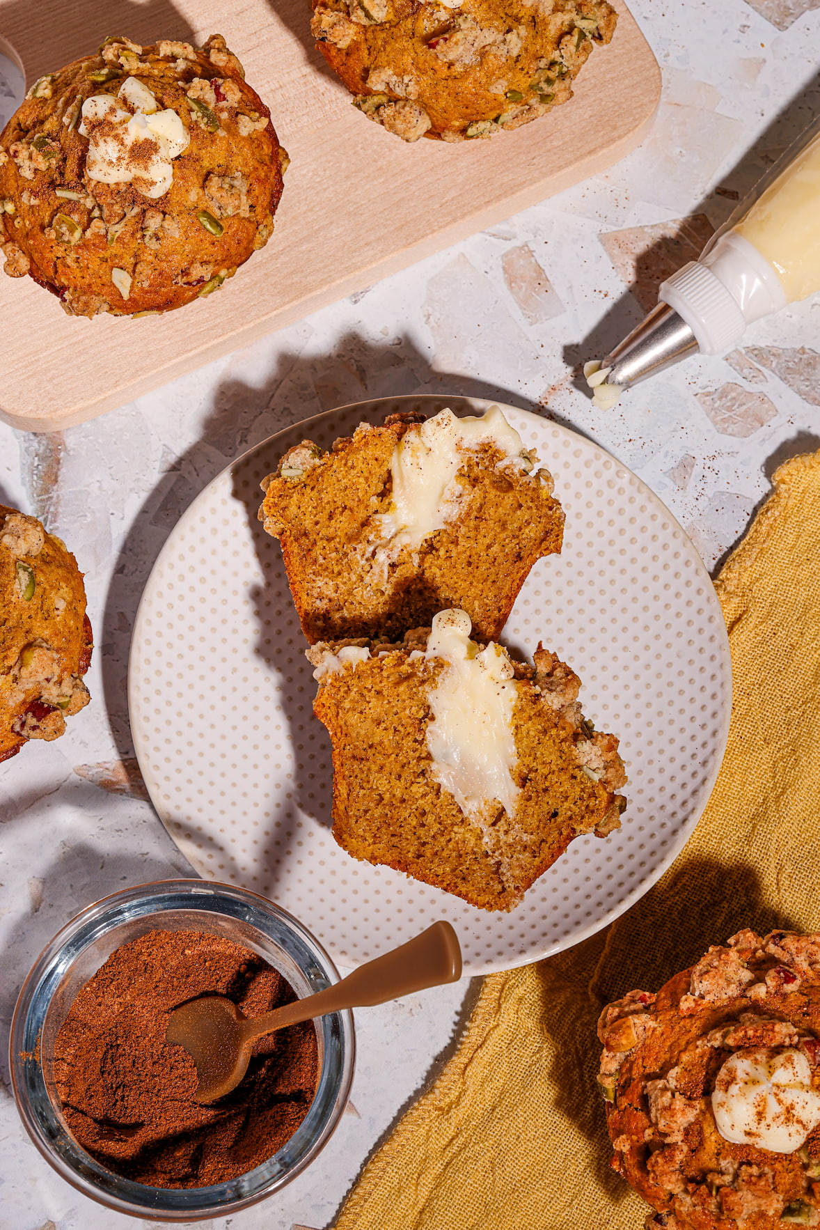 Muffins aux épices d'automne fourrés avec du glaçage au fromage à la crème
