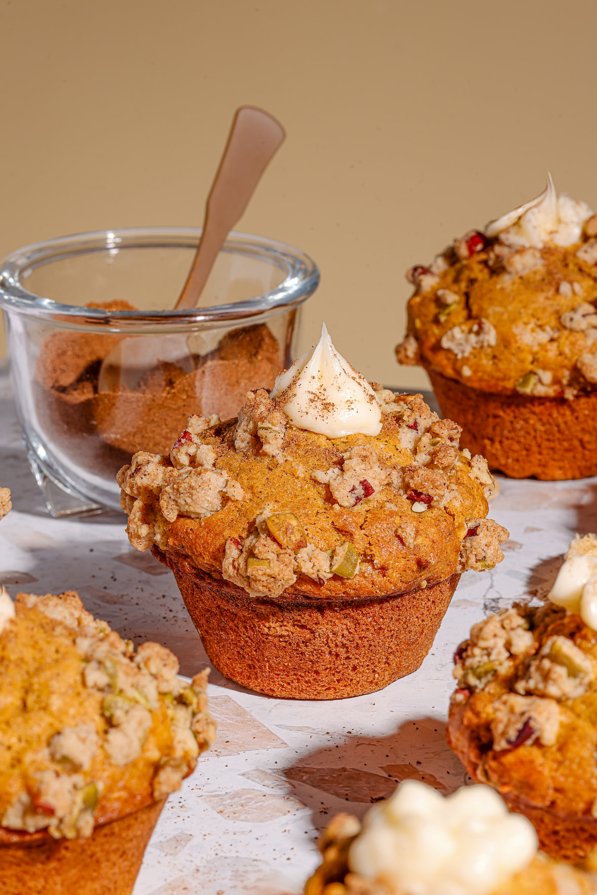 Muffins aux épices d'automne farcis de fromage à la crème