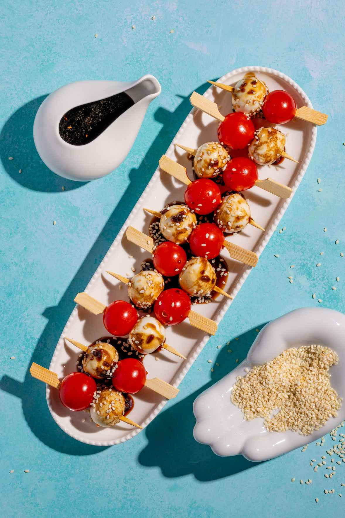 Brochettes bocconcinis tomates à l’asiatique nappées de sauce soya sucrée et graines de sésame