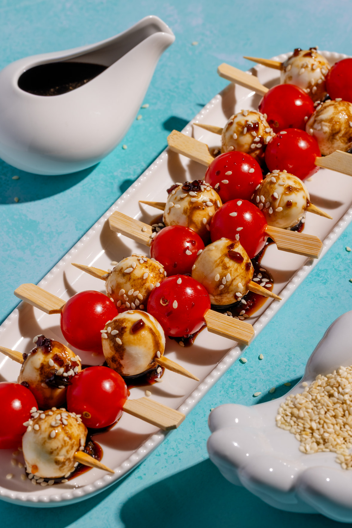 Brochettes bocconcinis tomates à l’asiatique nappées de sauce soya sucrée et graines de sésame