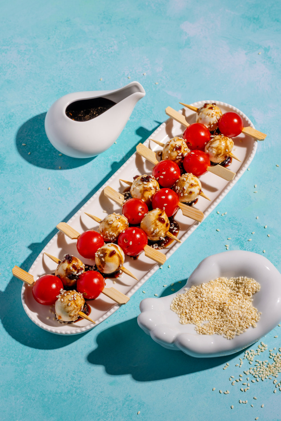 Brochettes bocconcinis tomates à l’asiatique nappées de sauce soya sucrée et graines de sésame