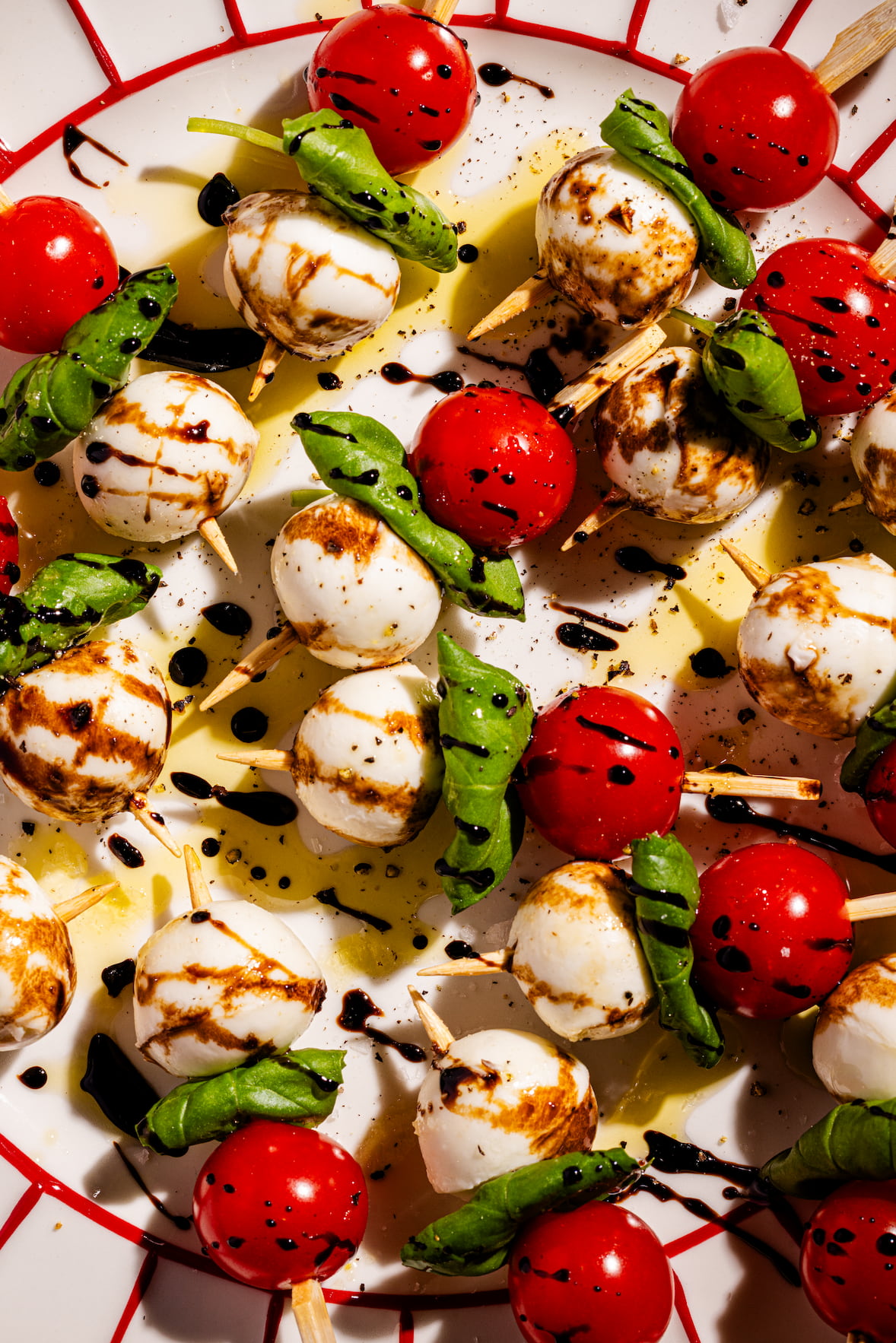 Brochettes bocconcinis tomates et basilic faciles avec huile d’olive et crème balsamique