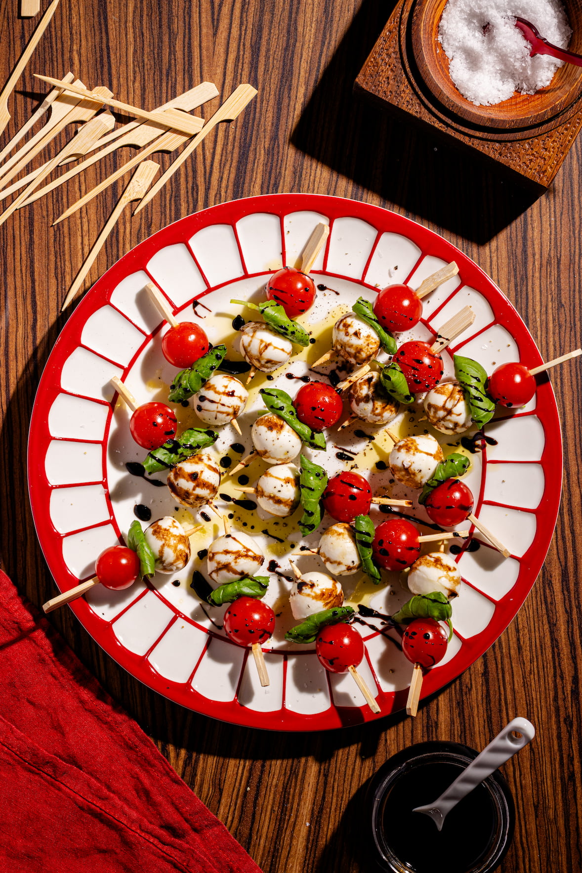 Brochettes bocconcinis tomates et basilic faciles avec huile d’olive et crème balsamique.