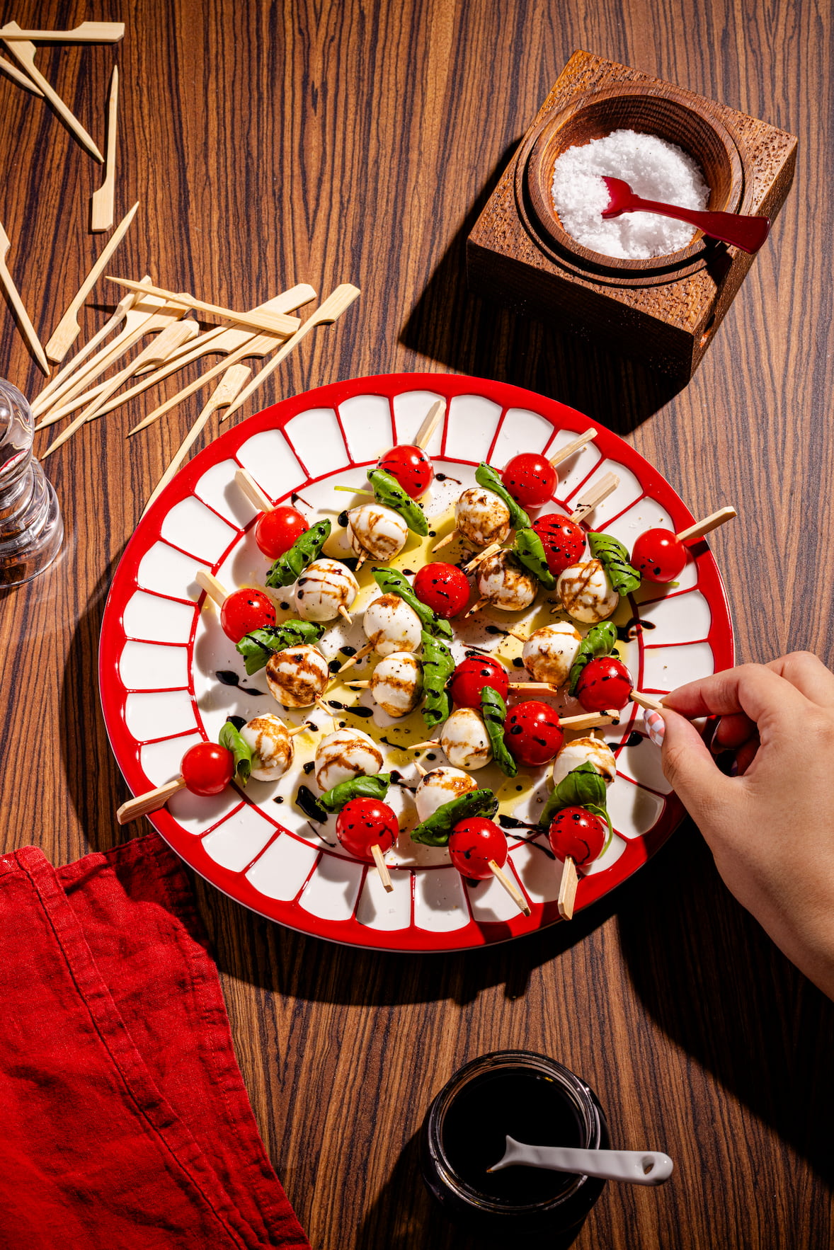 Brochettes bocconcinis tomates et basilic faciles avec huile d’olive et crème balsamique