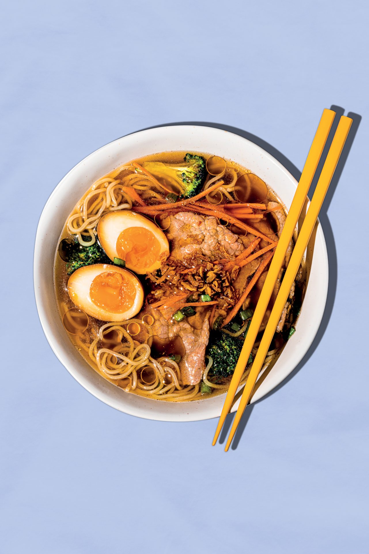 Bol de soupe ramen style fondue chinoise avec boeuf tendre et bouillon savoureux