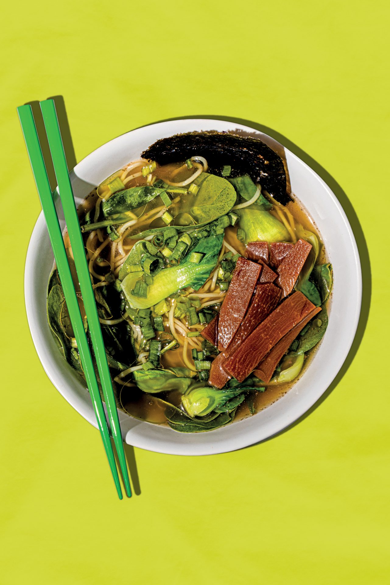 Soupe ramen aux légumes verts croquants