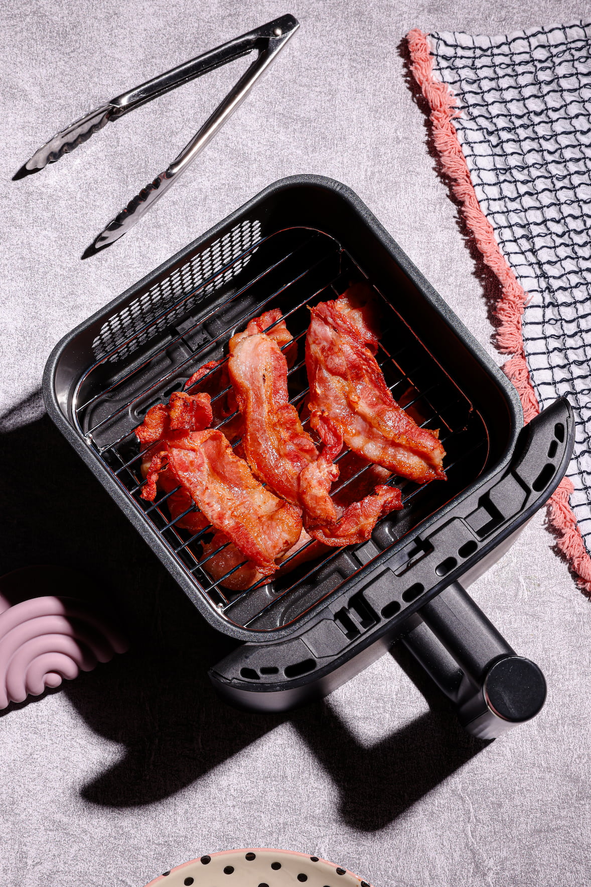 Bacon au air fryer croustillant et doré cuit rapidement dans la friteuse à air