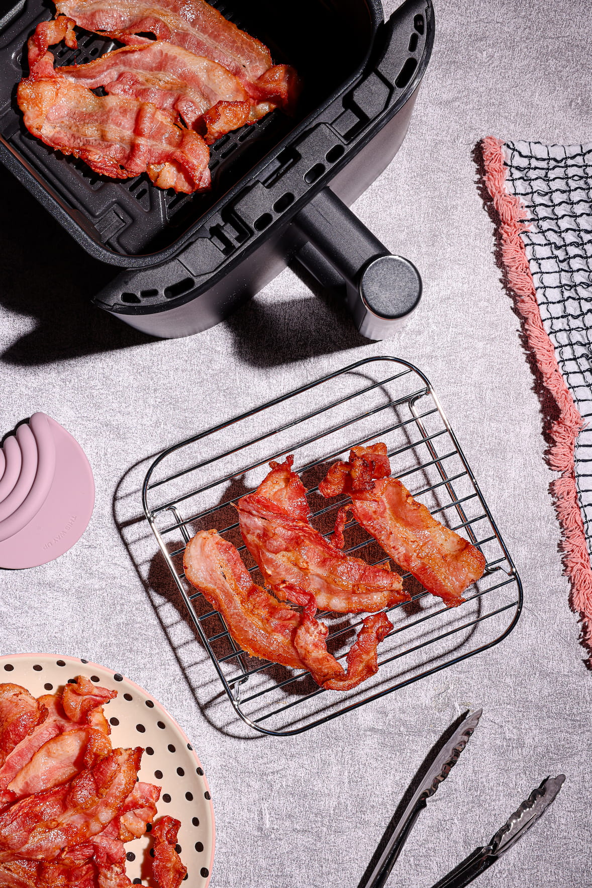 Bacon au air fryer croustillant et doré cuit rapidement dans la friteuse à air