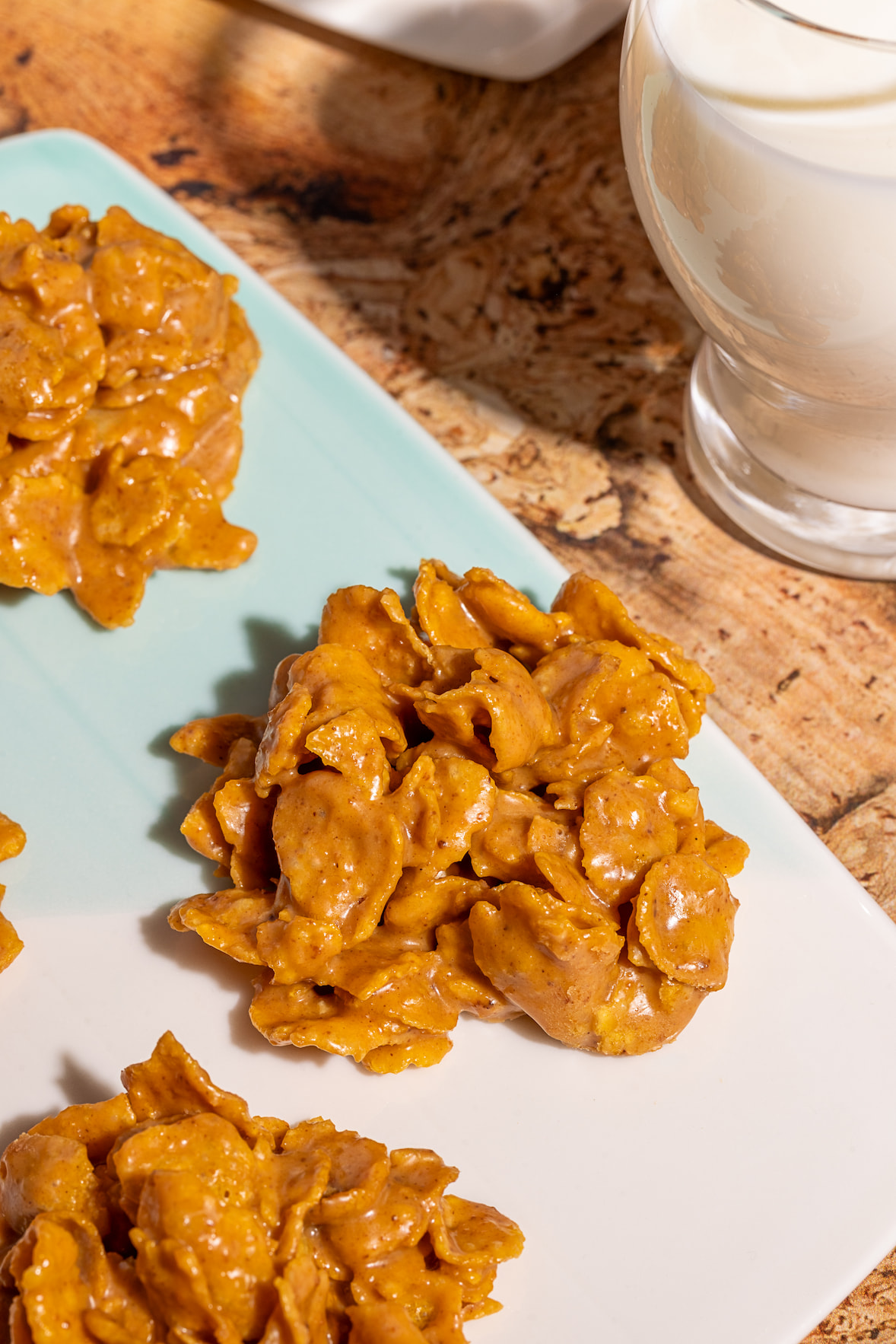 Bouchées croustillantes au caramel faites de Corn Flakes et beurre d’arachide