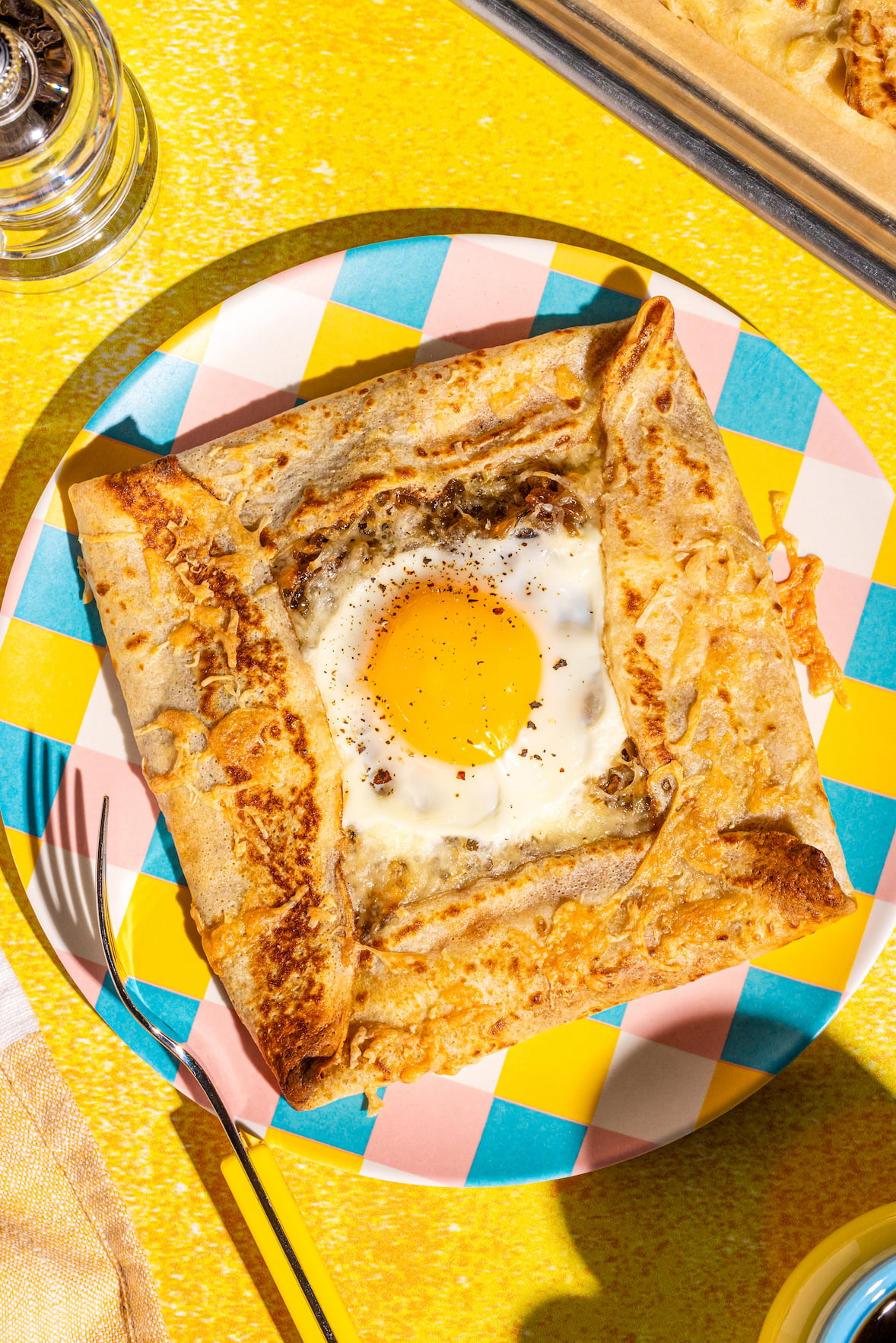 Carré de crêpe déjeuner aux oeufs avec oignons caramélisés