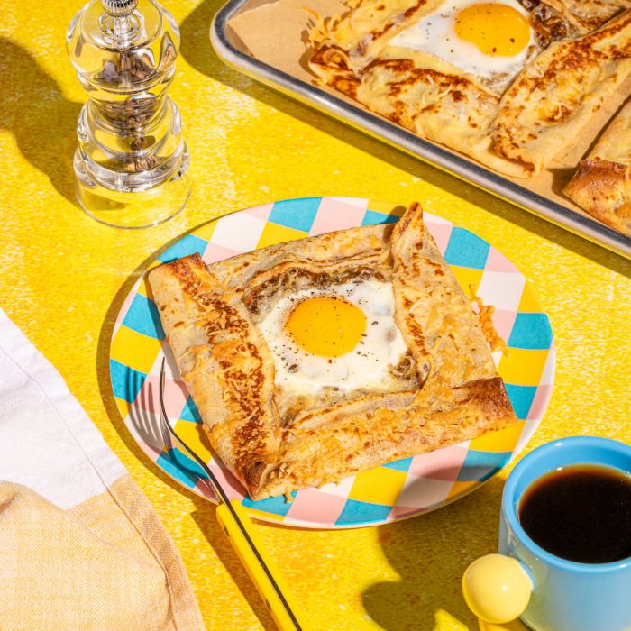 Carrés de crêpes aux oignons caramélisés